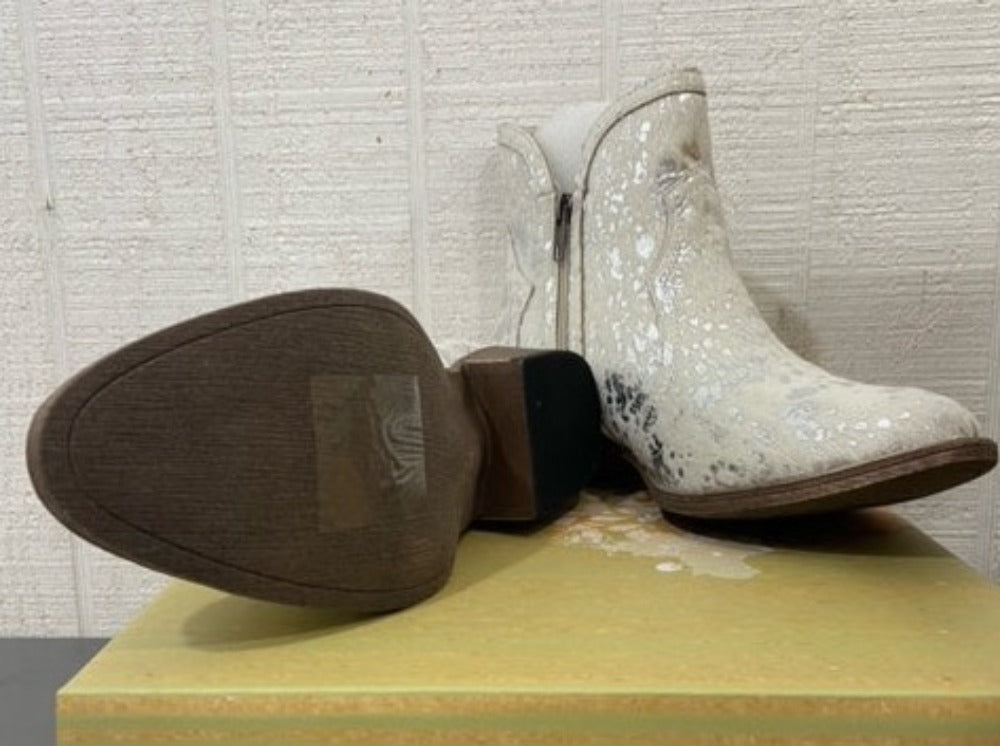 Women's Very G 'Zayla' White Short Boots