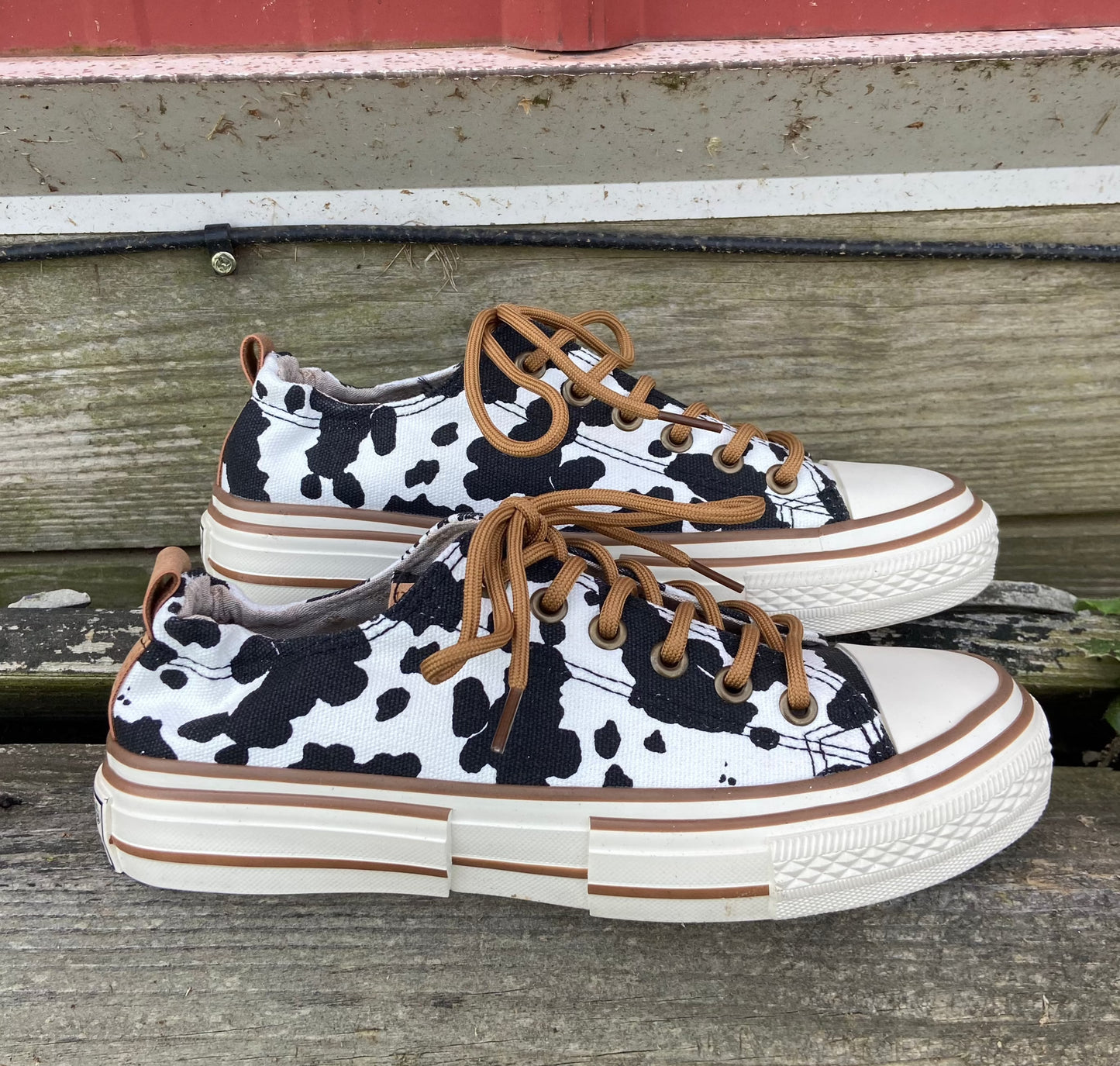Very G Women's White/Black/Brown 'Drianna' Cowprint Shoes