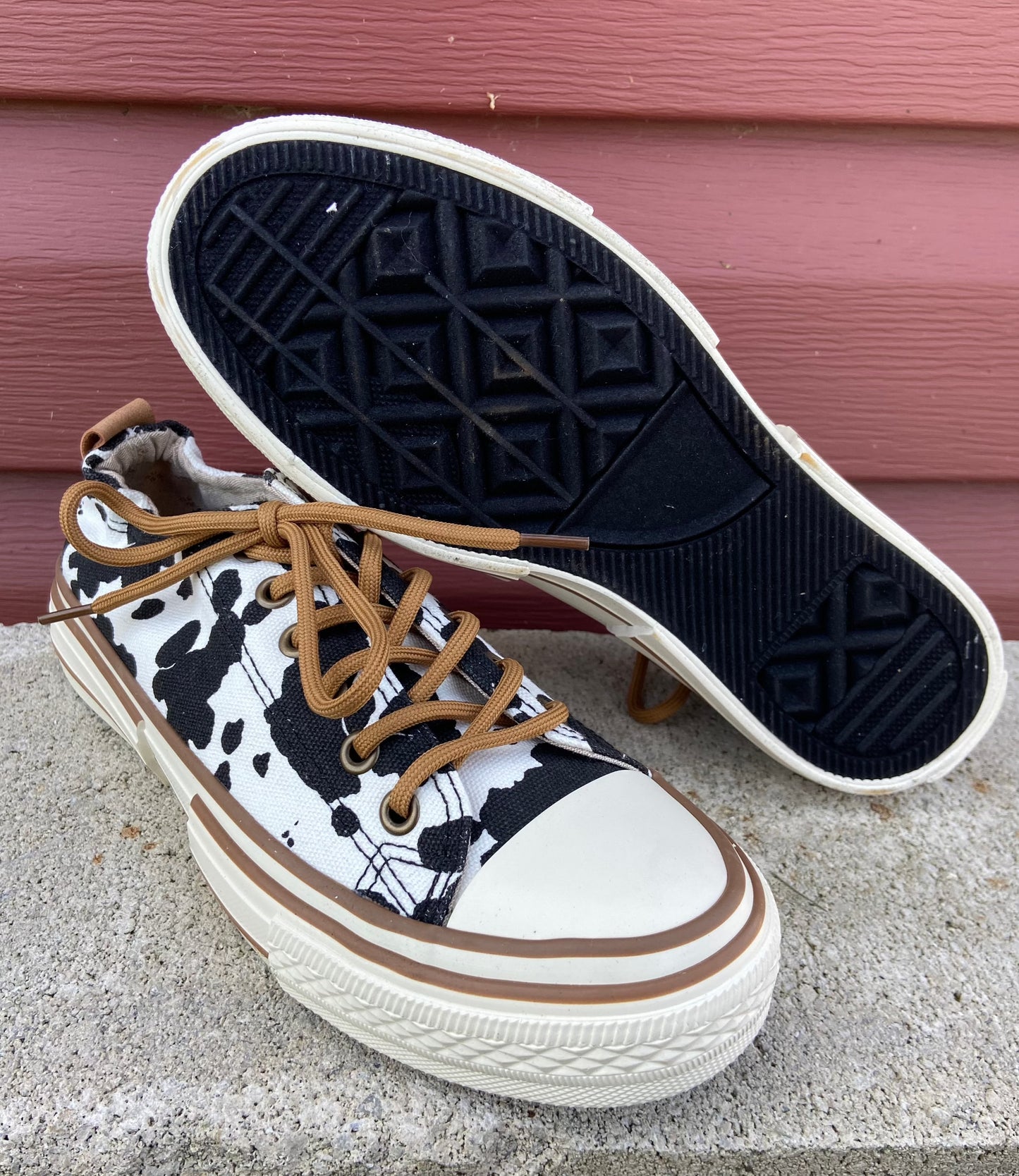 Very G Women's White/Black/Brown 'Drianna' Cowprint Shoes