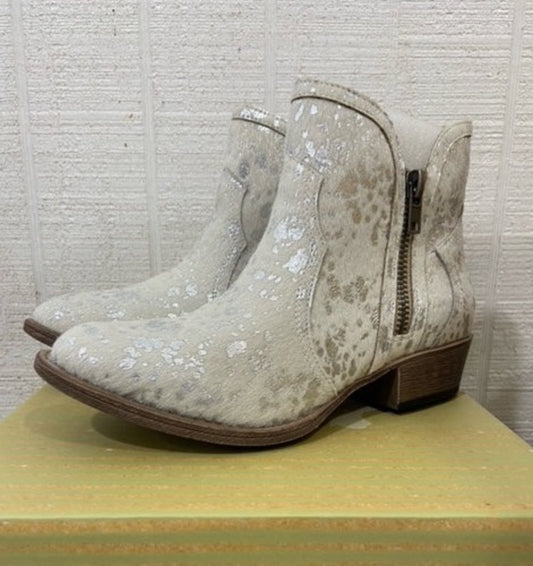 Women's Very G 'Zayla' White Short Boots