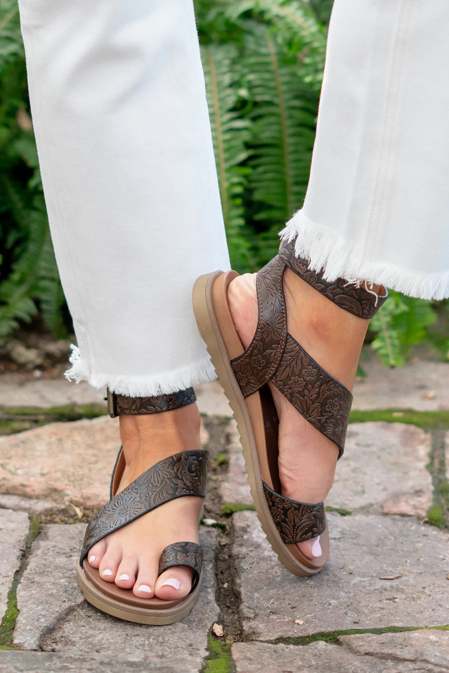 Women's Very G 'Steffy Tooled' Strappy Sandals