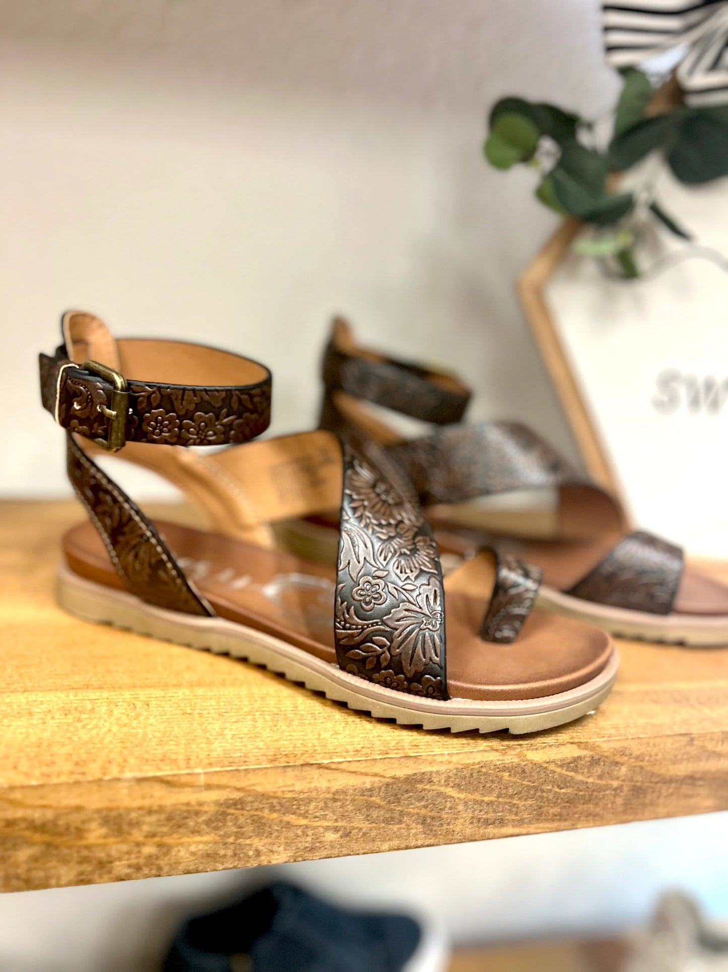 Very G Steffy Strappy Sandals Tooled